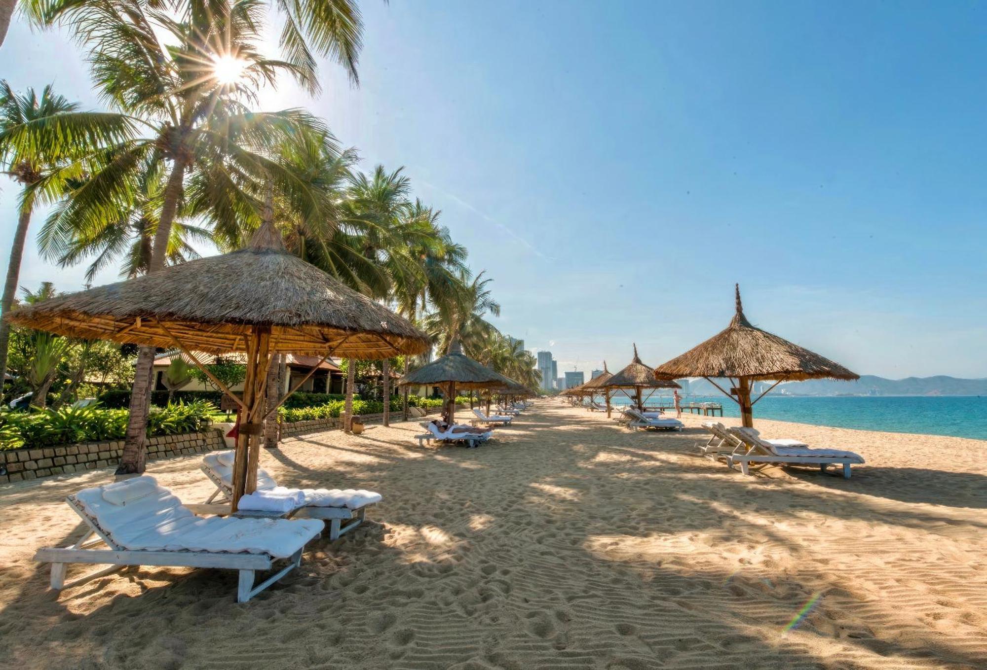 Coastal Panorama Oceanfront Suites Nha Trang Exterior photo